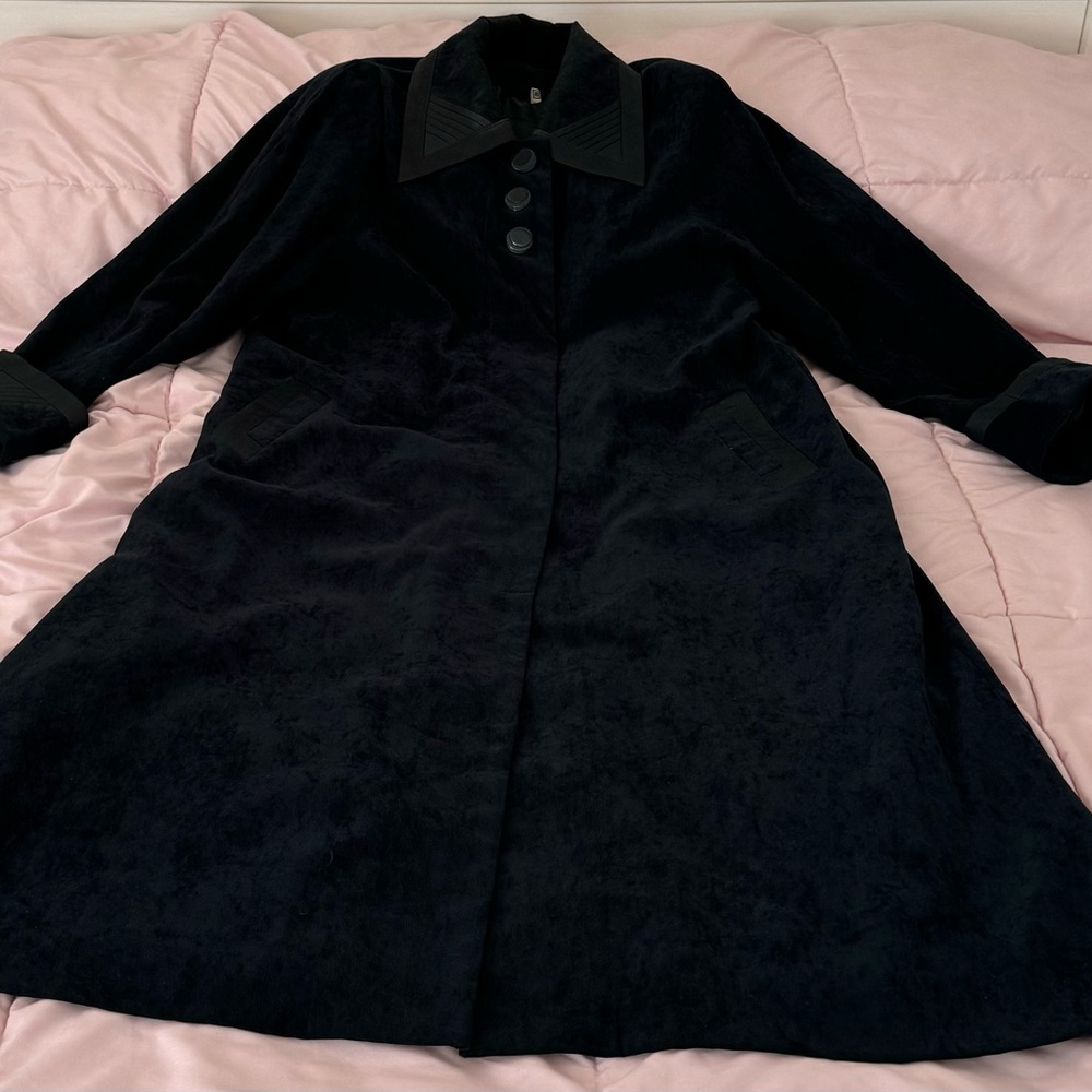 Olive green suede collared lined long trench coat with pockets size L satin trim